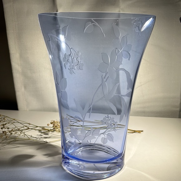 Vintage Mikasa Blue & Clear Glass Vase with Floral Etchings - Picture 7 of 9